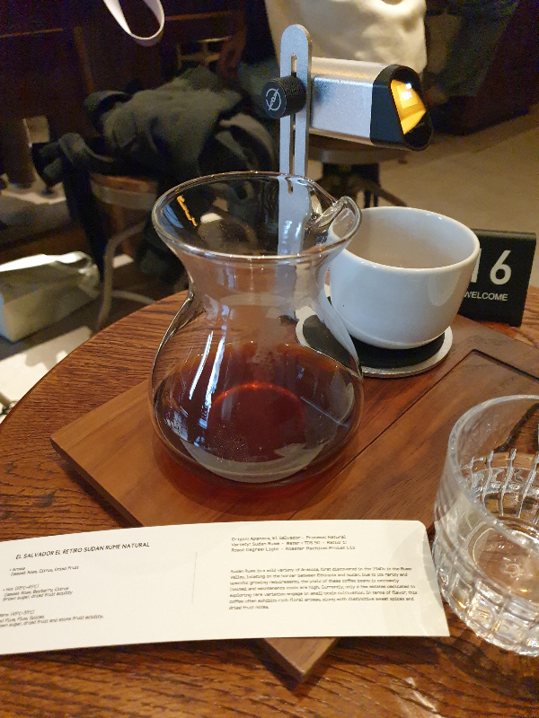 드립커피가 온도계와 함께 나왔다.