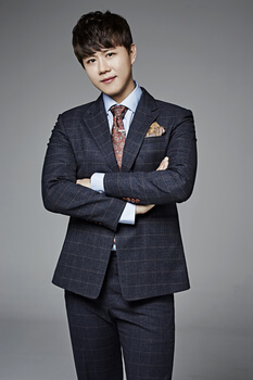 진해성 정장입고 있는 모습