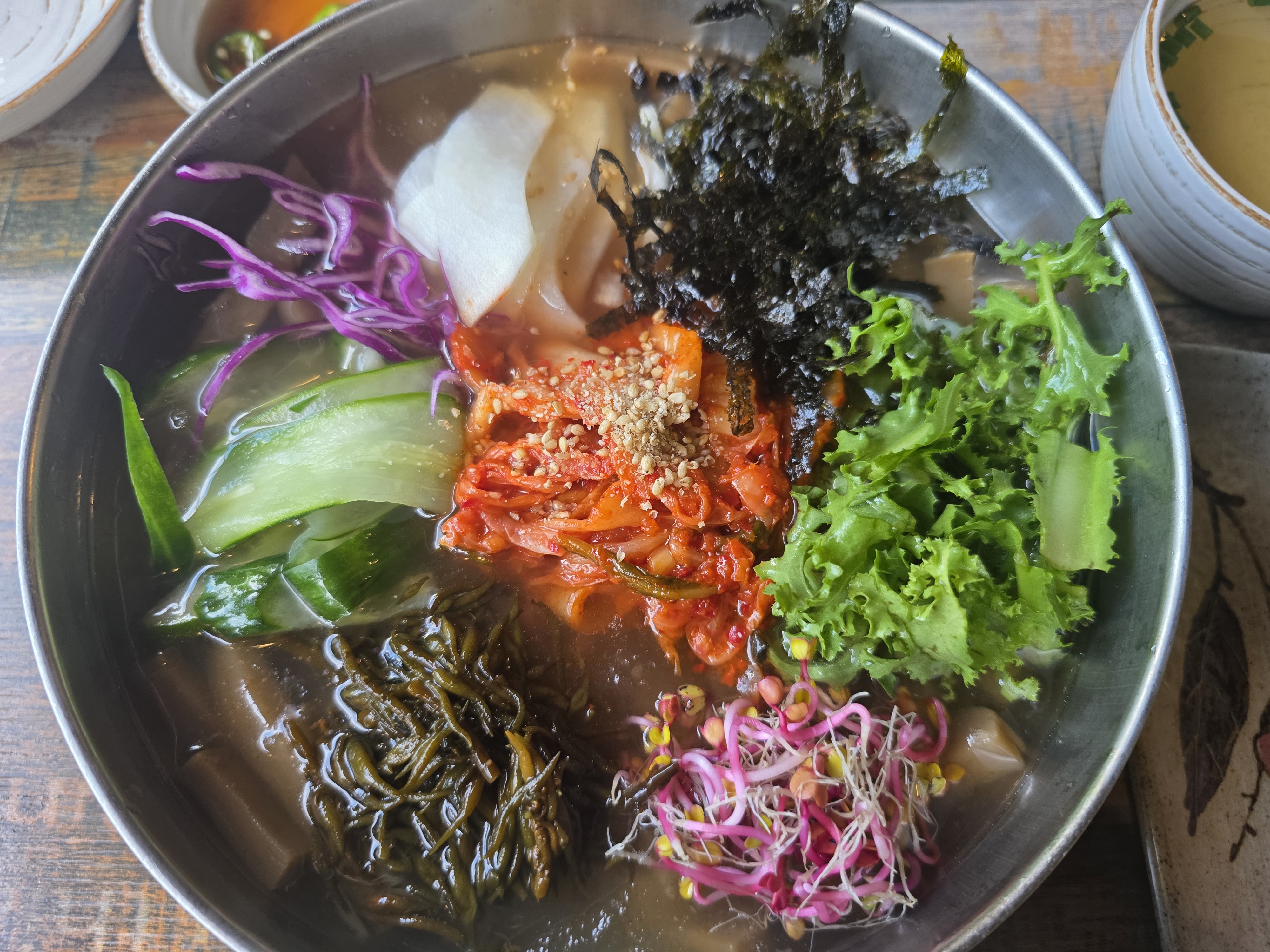 팔당 강마을다람쥐 도토리 묵사발 채소와 김치