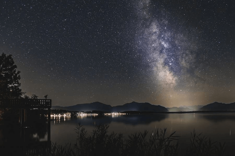 밤 하늘 위 은하수