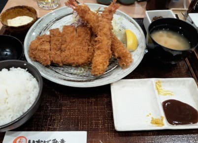 돈카츠와 밥이 작은 쟁반위에 올려져 있다.