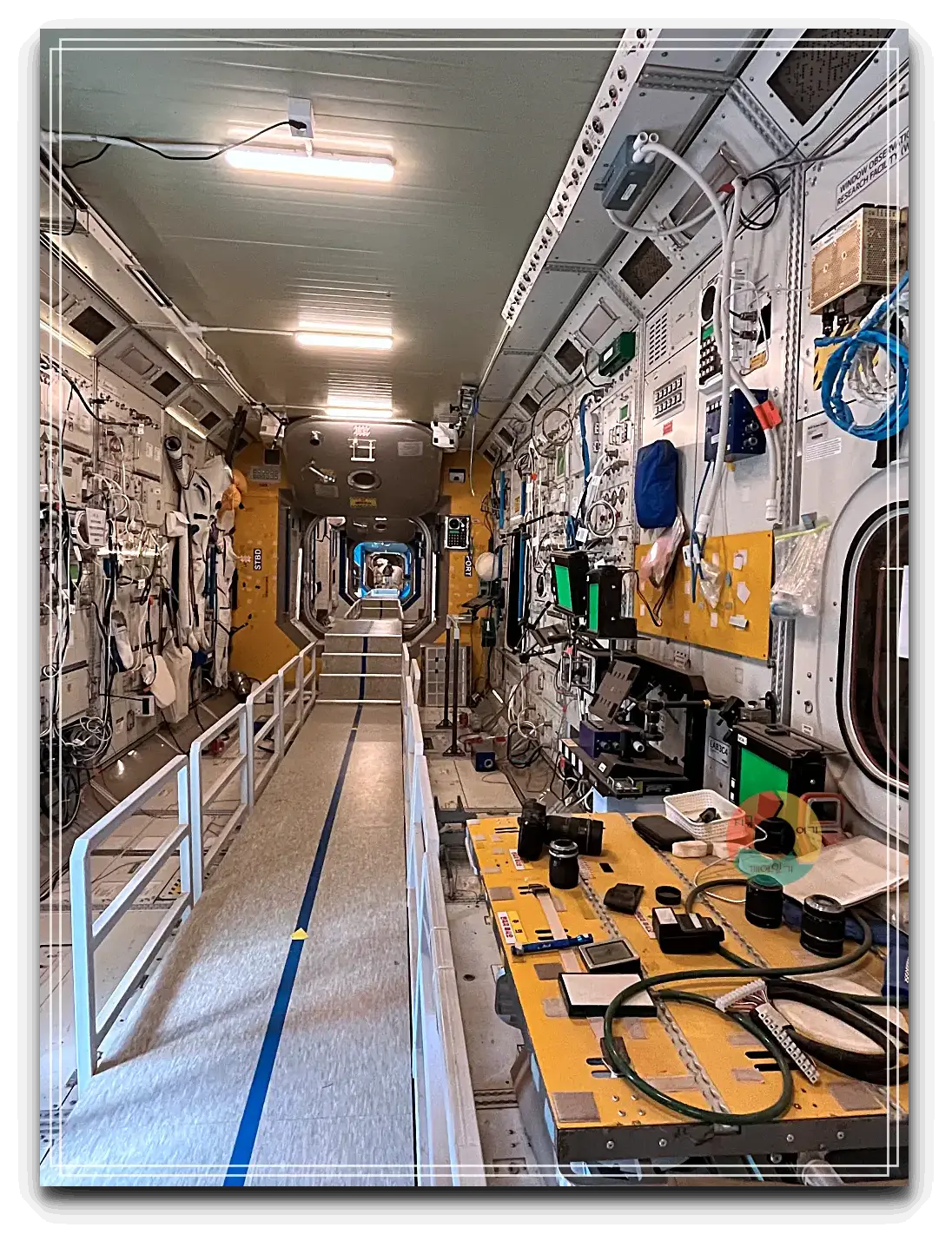 옥토끼우주센터_우주선내부-조종실-양쪽벽면-우주선장비들