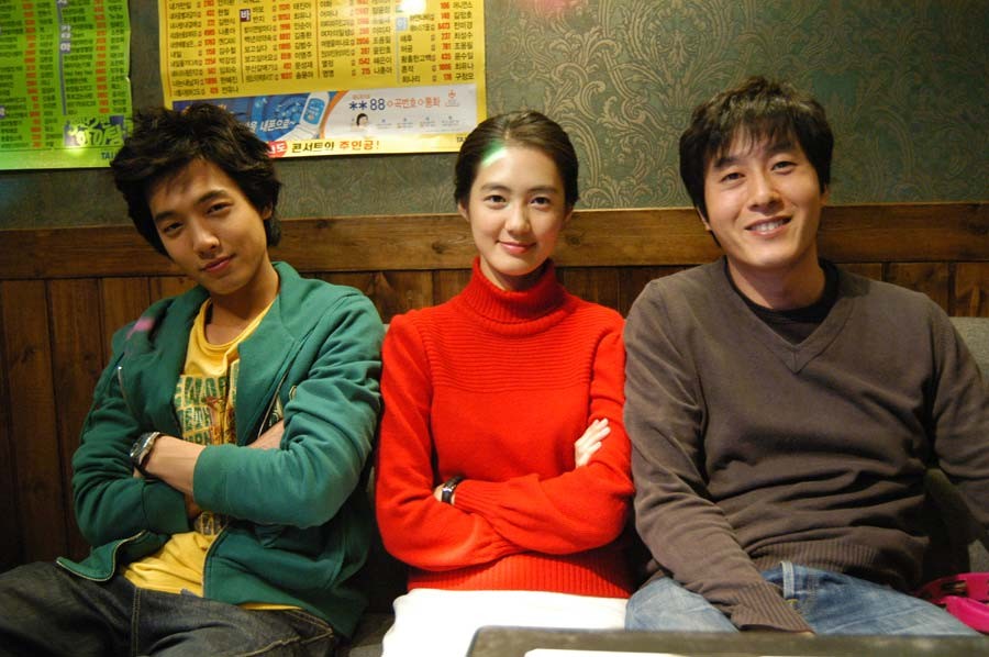 노래방에 나란히 앉아있는 일웅과 윤경 그리고 광식