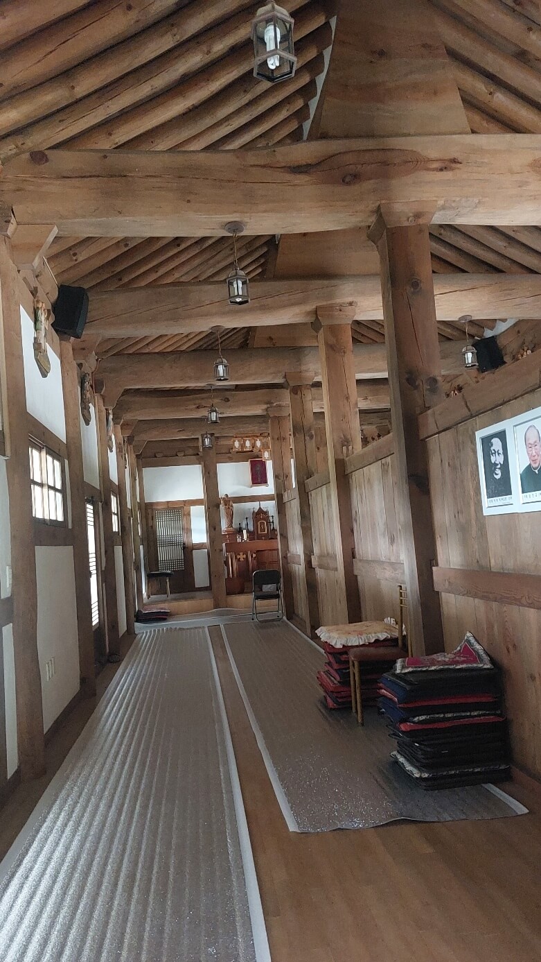 성당 내부 왼편