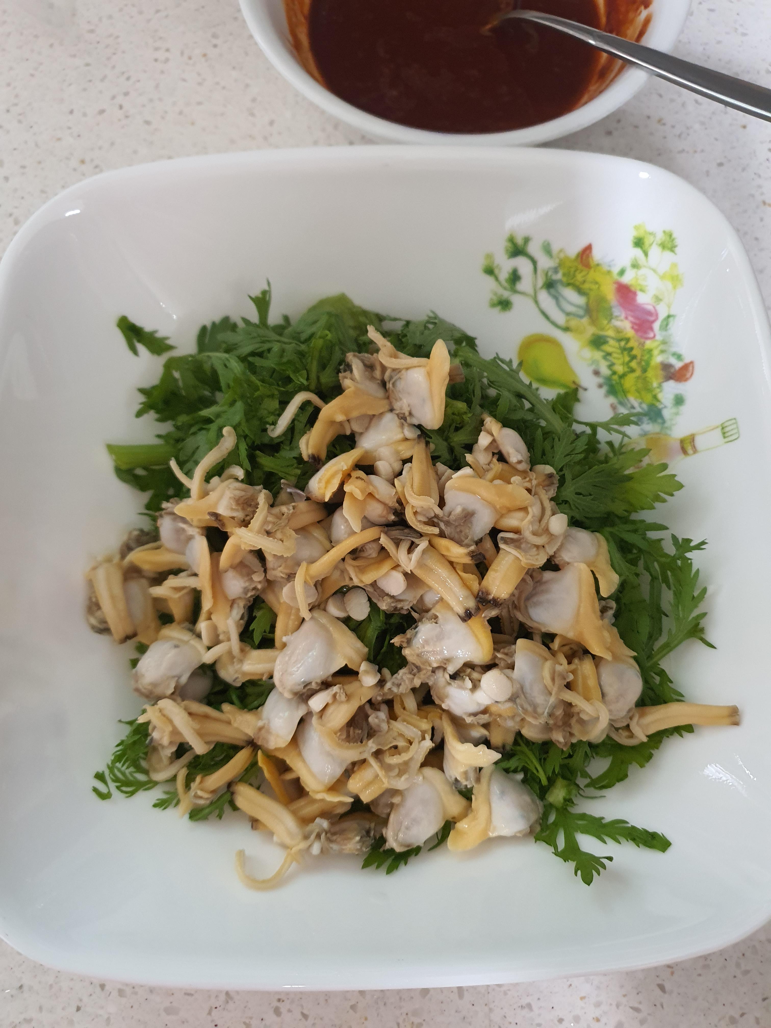 초장을-넣어-재료를-버무리면-완성입니다.