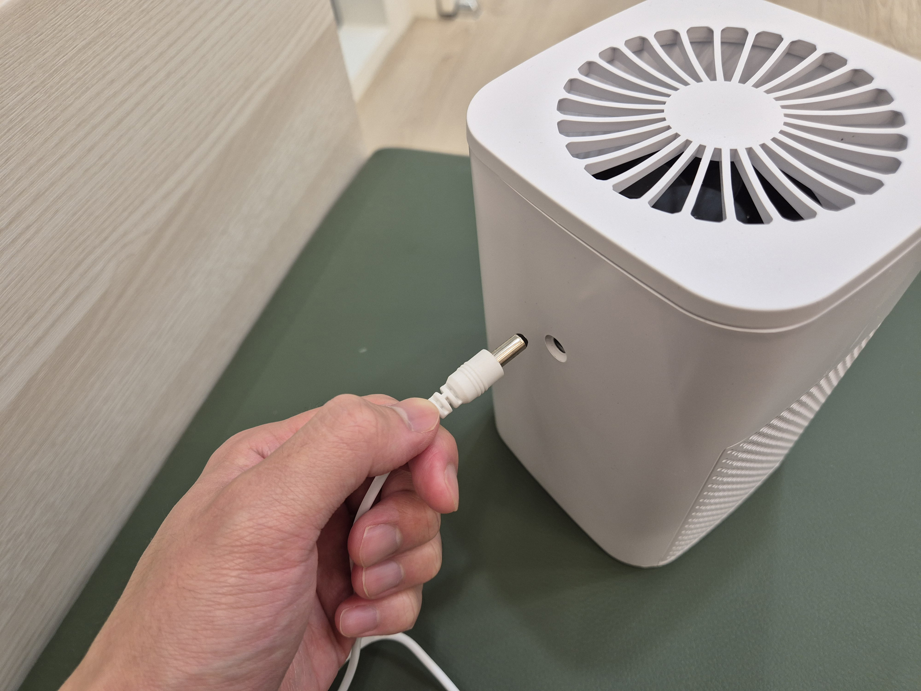 공기청정기 본체에 전원 케이블 연결하기