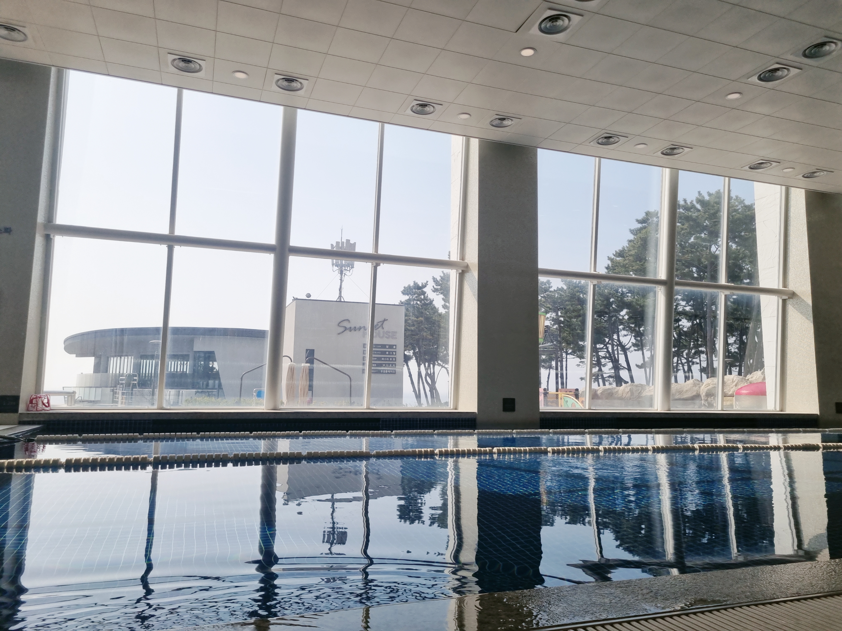 아일랜드 리솜 실내수영장