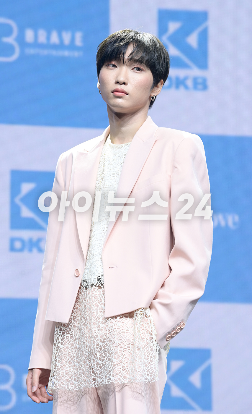 그룹 다크비(DKB) 테오가 14일 오후 서울 서교동 신한카드pLay스퀘어 라이브홀에서 다크비 여섯 번째 미니앨범 '아이 니드 러브(I Need Love)' 발매 기념 쇼케이스에서 포토타임을 갖고 있다. [사진=정소희 기자]