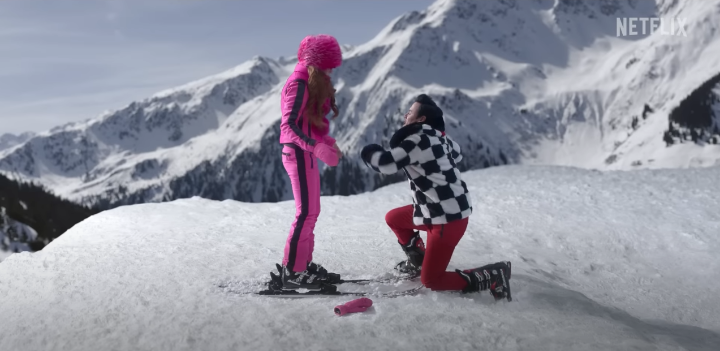 시에라에게고백하기위해흰산위에서무릎을꿇는그녀의남자친구