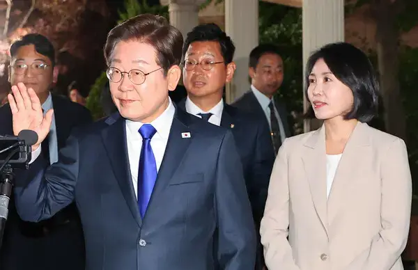 이재명 제21대 대통령 당선인이 당선 직후 지지자들에게 인사하고 있는 모습. 김혜경 여사와 함께 공식 일정에 나선 장면