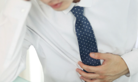 남자-와이셔츠-넥타이-윗배에-손