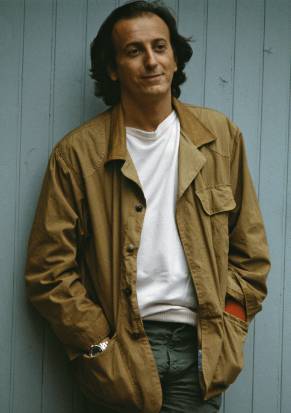 스톤 아일랜드(Stone Island)는 1982년 이탈리아 디자이너 마시모 오스티(Massimo Osti)가 설립한 브랜드로, 기술 혁신과 실험적인 소재로 유명한 럭셔리 아웃도어 패션 브랜드입니다.