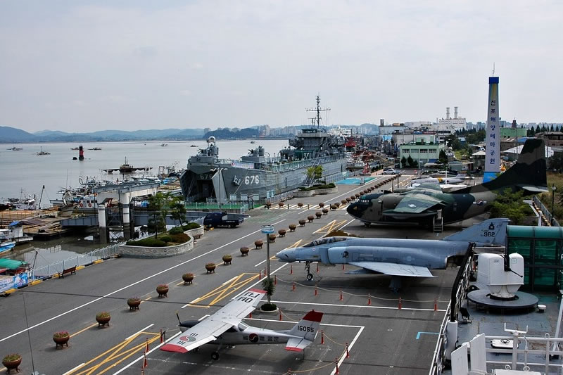 진포해양공원에 군함과 전투기 등이 배열된 모습