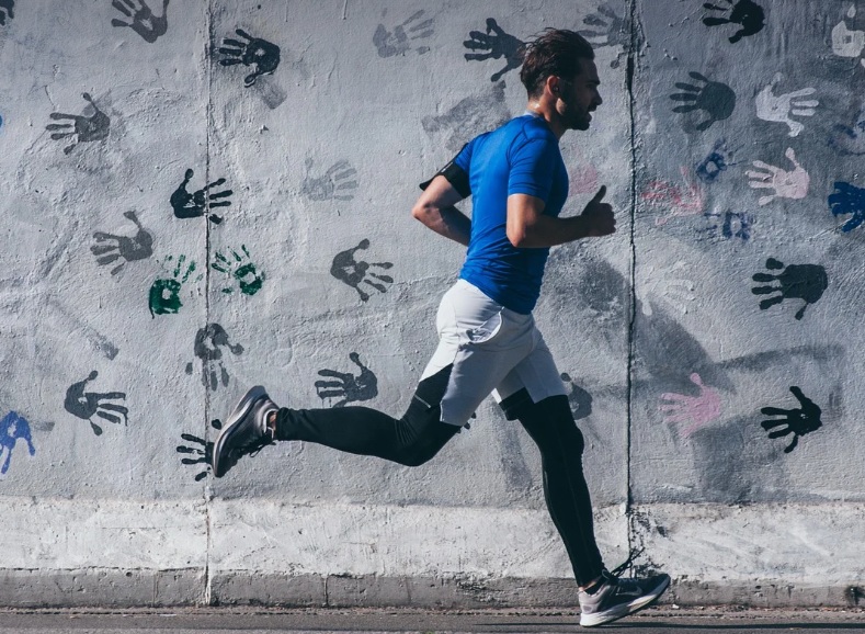 조깅하는 모습(조깅 vs 슬로우 조깅 : 원인, 증상, 치료, 예방)