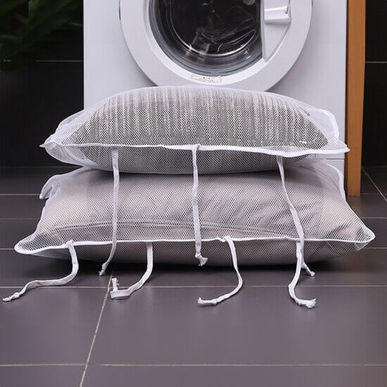 패딩을 큰 세탁망에 넣습니다