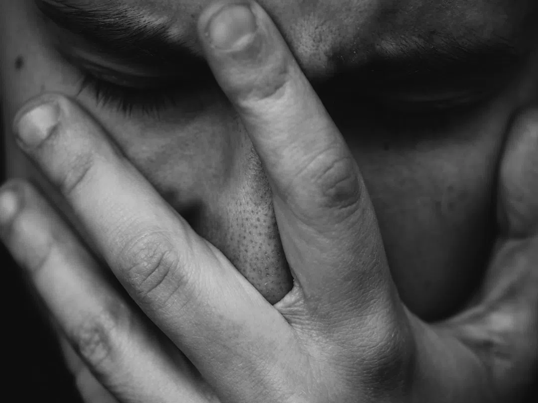건강검진-얼굴을부여잡고있는 사람 이미지