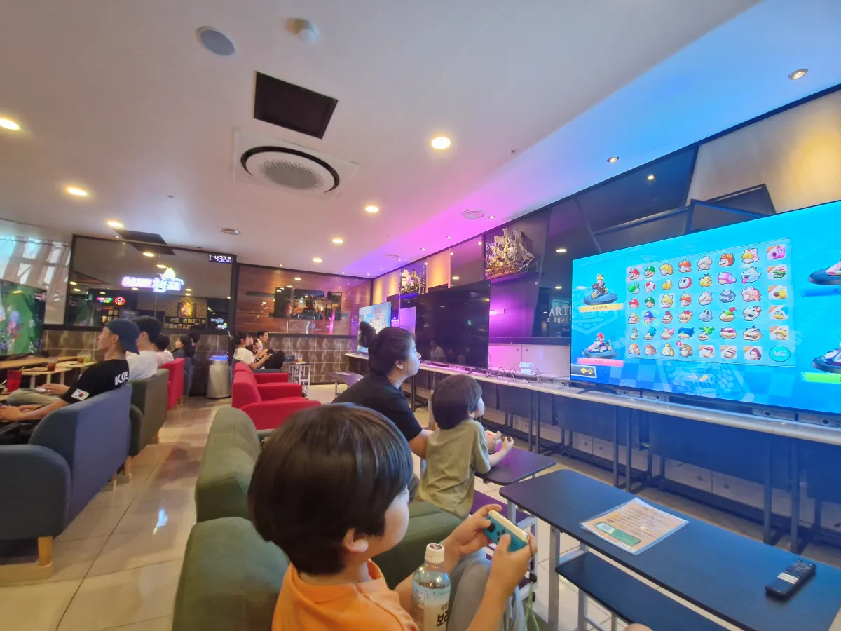 게임을-하고-있는-두아이