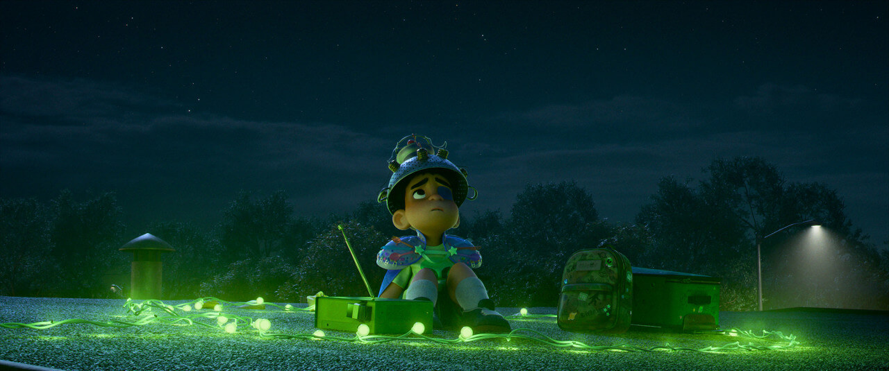 해변가 밤에 우주에 신호를 보내며 외계인이 자신을 데려가 주길 바라며 하늘을 바라보는 엘리오