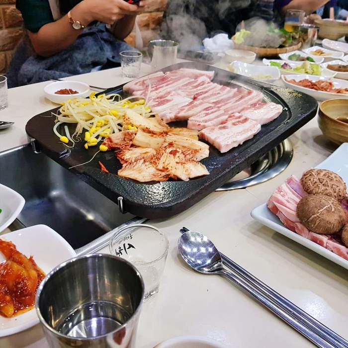 생방송 오늘저녁 청주 무심천 벚꽃길 서문시장 청주식 삼겹살 맛집