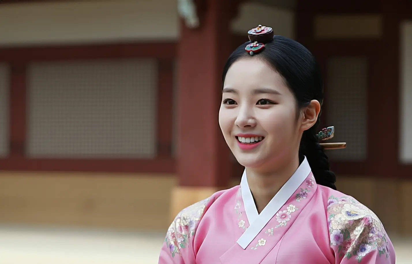 한복 차림의 환하게 웃는 여성