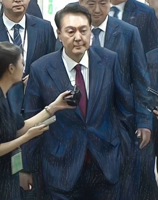 2025년 7월 9일 밤 9시경, 윤석열은 실질심사를 마치고 법정을 나서며 왼손을 바지 주머니에 넣은 채 무표정한 얼굴로 호송차에 올랐습니다. 굳은 표정과 느린 걸음에서는 약 7시간 가까운 심문을 마친 피로감과 긴장감이 엿보였습니다.(일러스트)