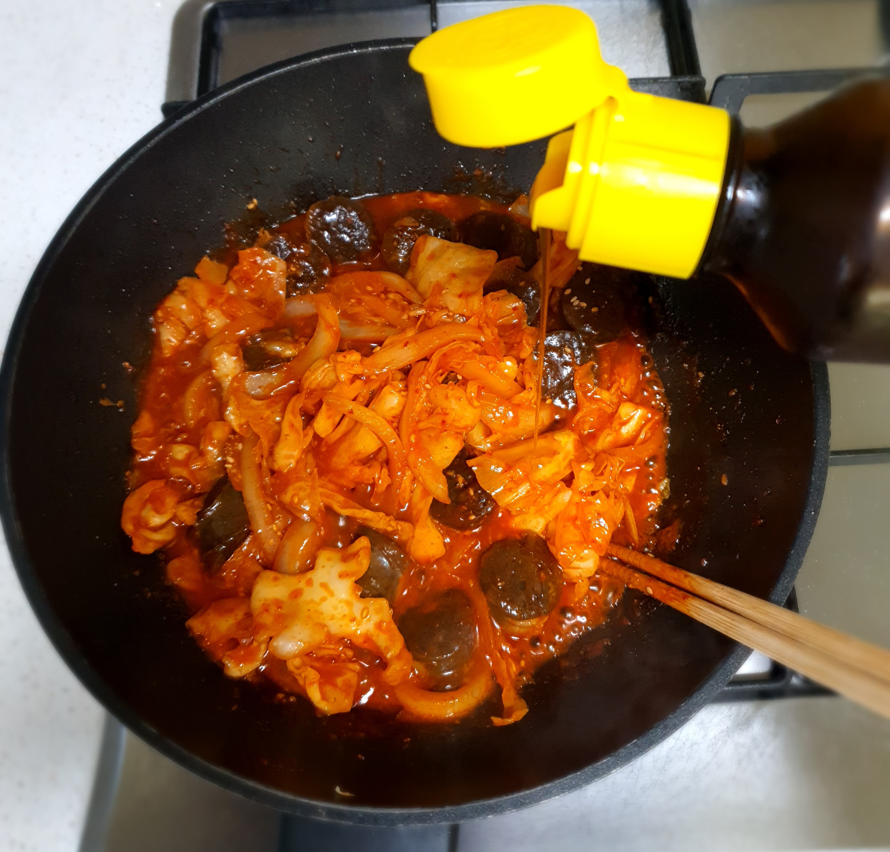 참기름을-넣고-볶아줍니다.