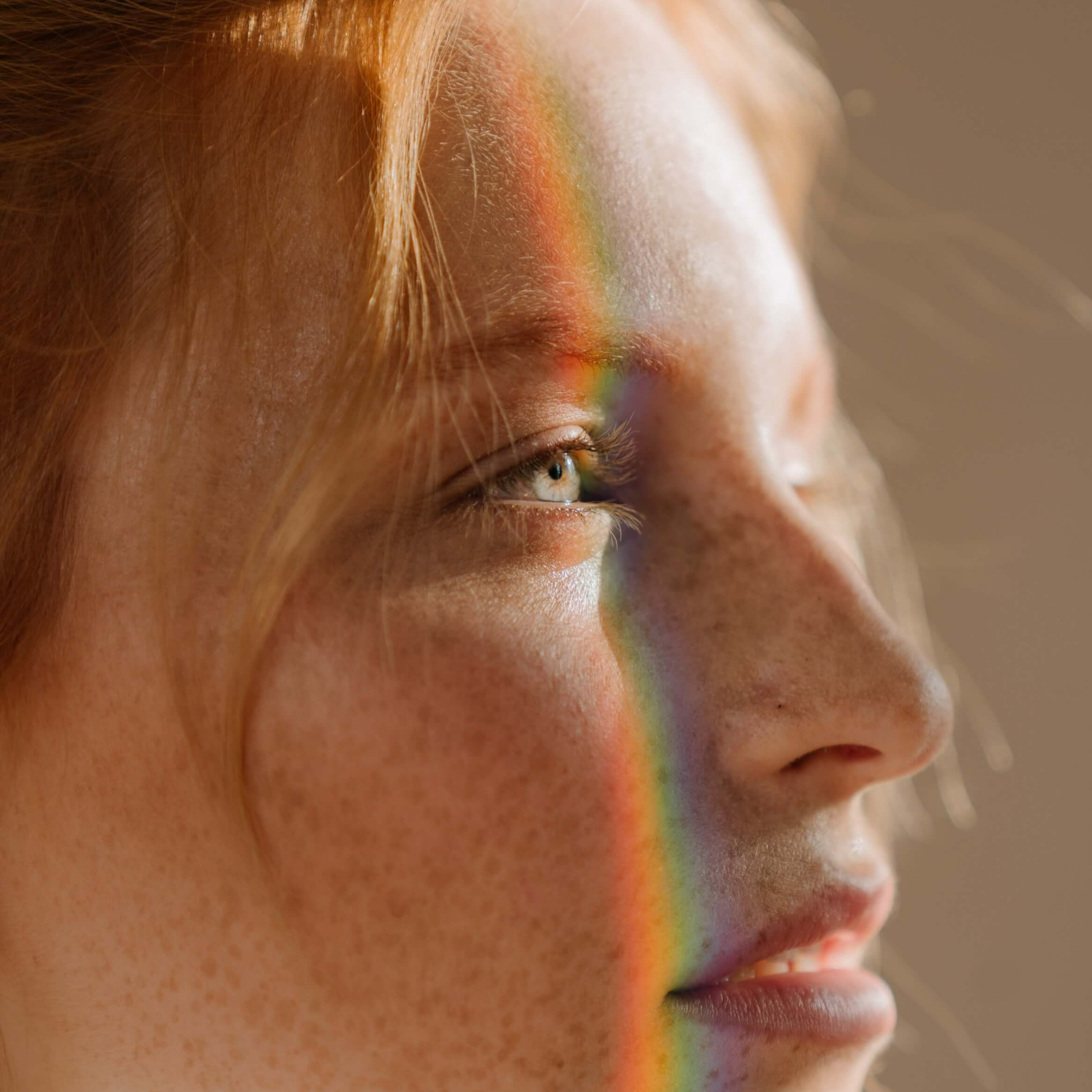 여자의-얼굴에-무지개가-비친-모습