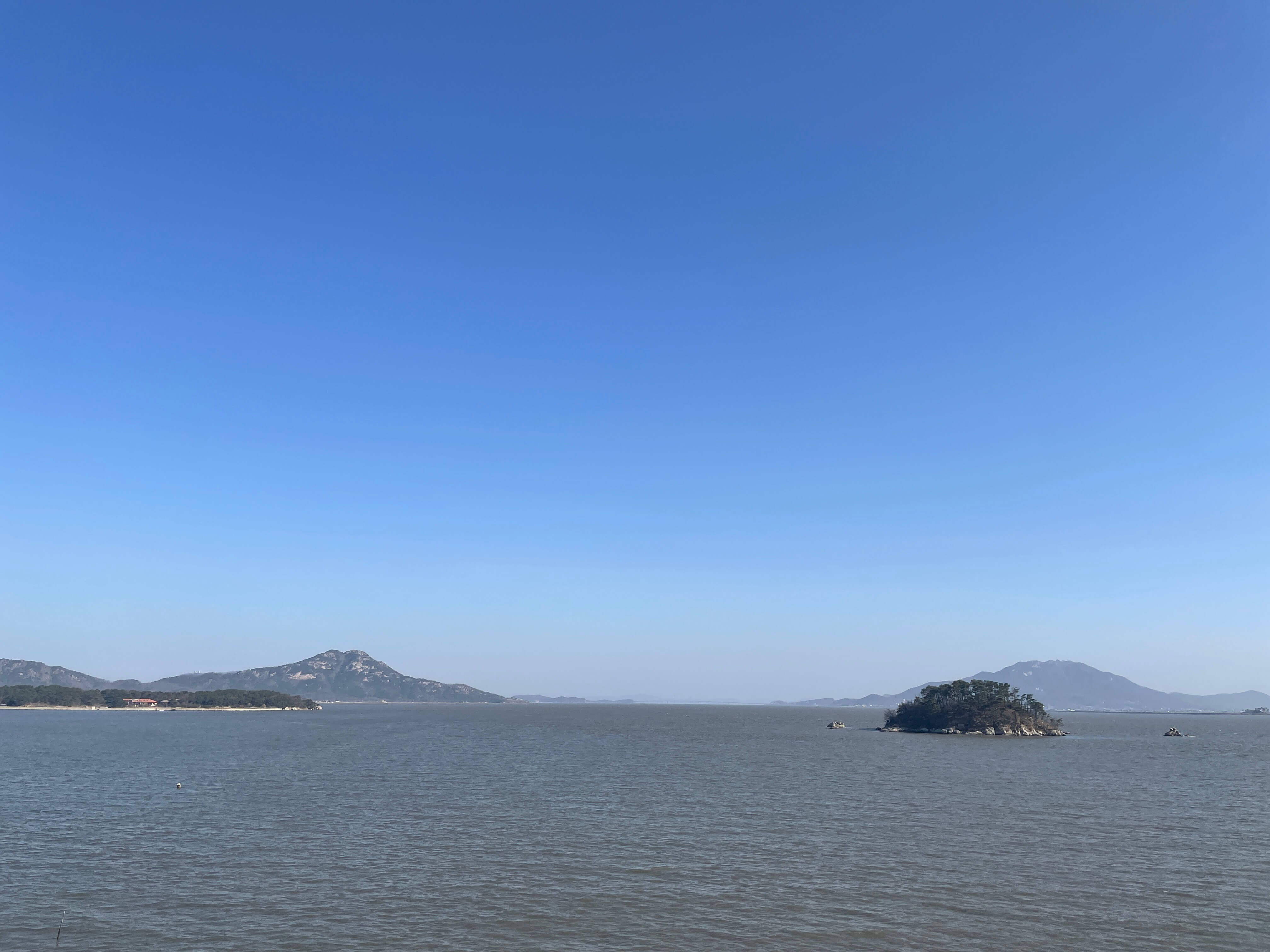 넓은 바다 위에 산이보이는 뷰