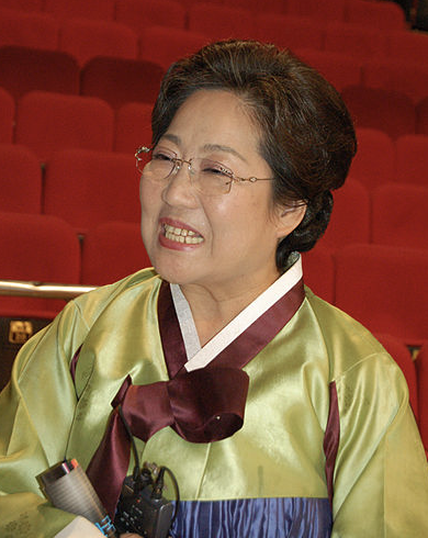 김을동 한복
