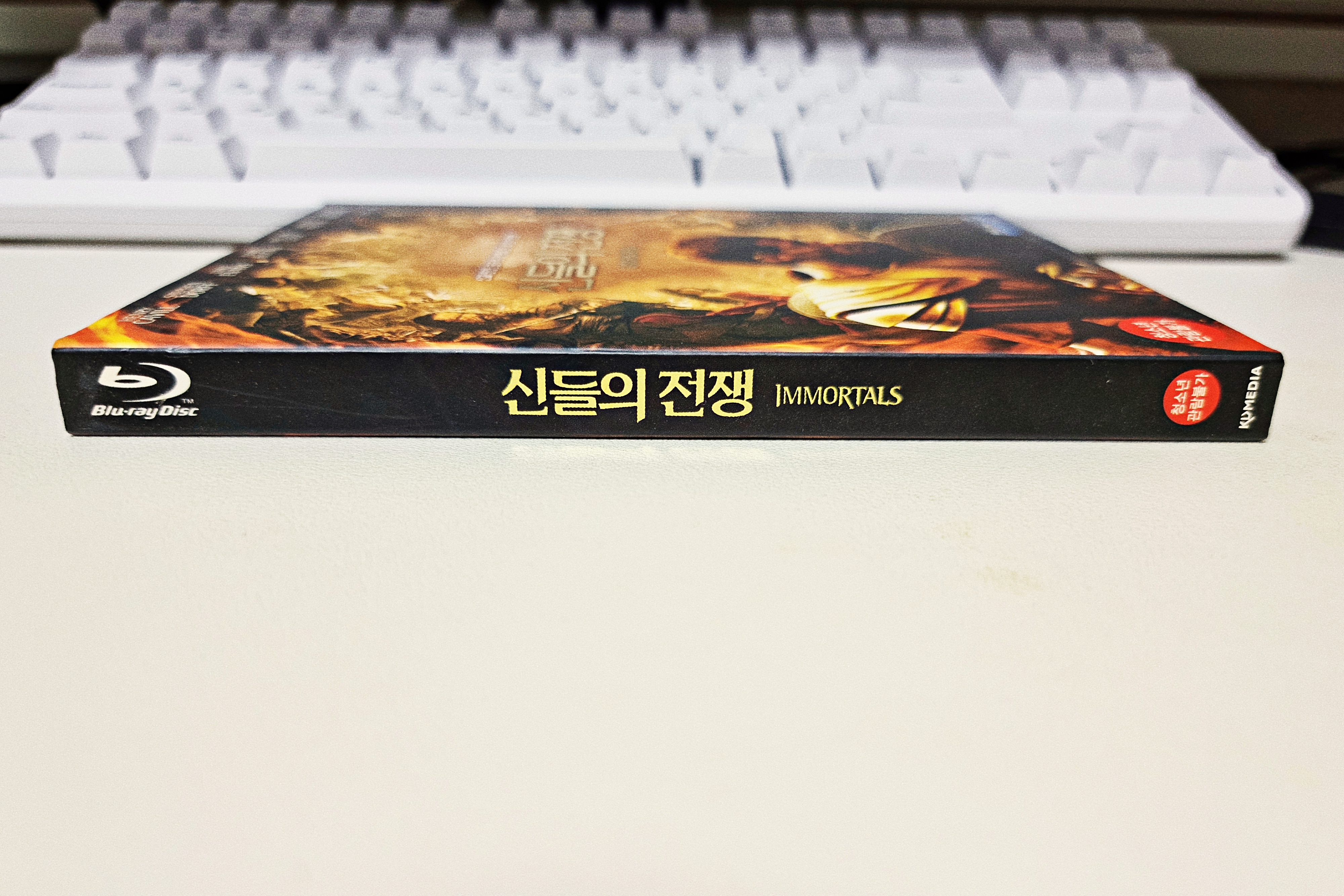 신들의 전쟁 블루레이 아웃 케이스 옆면