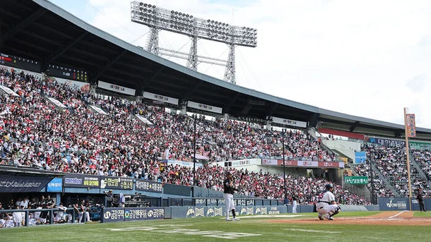 KBO 리그 2025, 야구장 명당 좌석, 야구 예매 꿀팁, KBO 응원석, 프로야구 최적의 자리, 홈경기 응원석, 원정 경기 명당, 두산 베어스 응원석, LG 트윈스 명당, 키움 히어로즈 경기장, KIA 타이거즈 야구장, 삼성 라이온즈 명당, 롯데 자이언츠 좌석 추천, 한화 이글스 응원석, SSG 랜더스 필드 명당, KT 위즈 야구장, NC 다이노스 최적의 자리