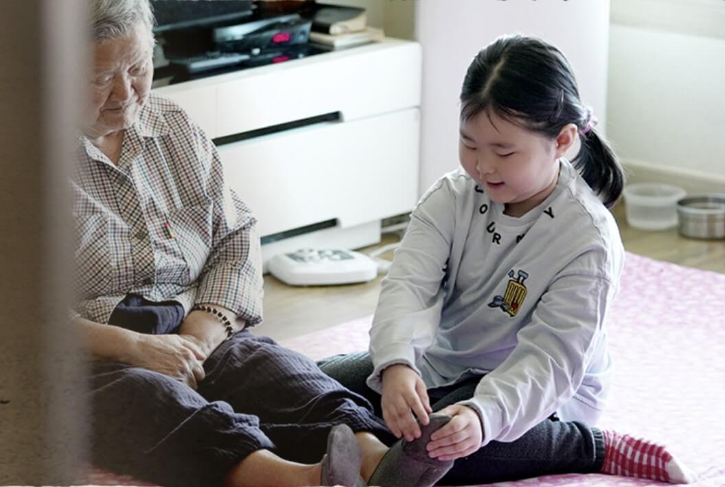 할머니와 대화중인 아름이