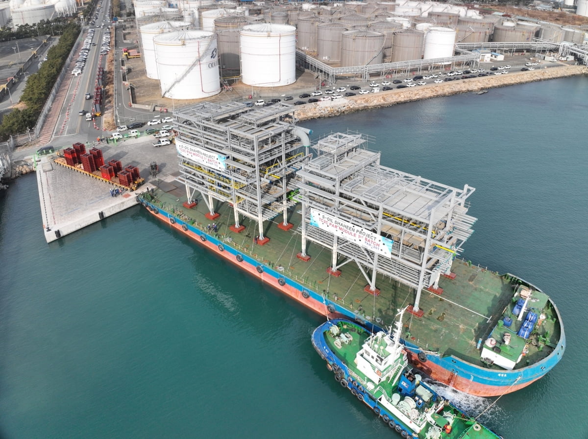 샤힌 프로젝트 대형 모듈을 실은 바지선이 울산신항 부두에 접안하는 작업을 하고 있다.