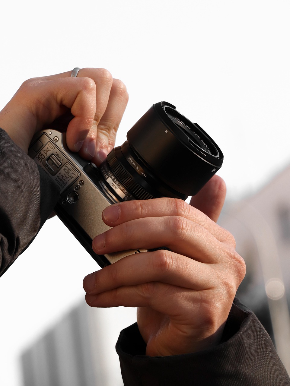 카메라를 양손으로 들고 있는 사진