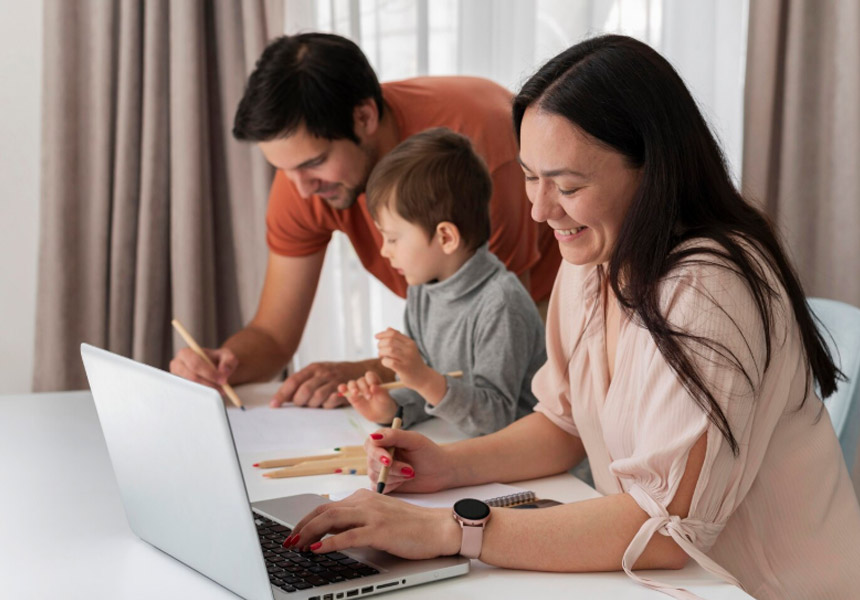 육아휴직 기간 가계 예산을 계획하는 모습