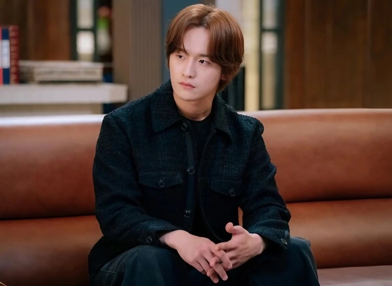 웨딩 임파서블에서 소파에 앉아 있는 갈색 머리의 이도한 캐릭터