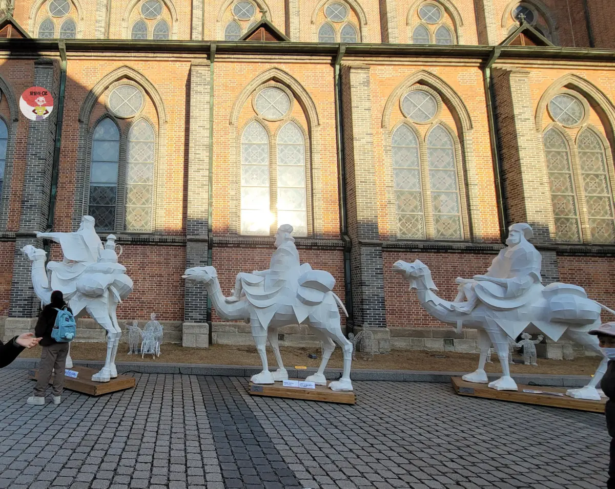 명동성당-본당건물-앞-세-명의-동방박사와-낙타-조형물-전시