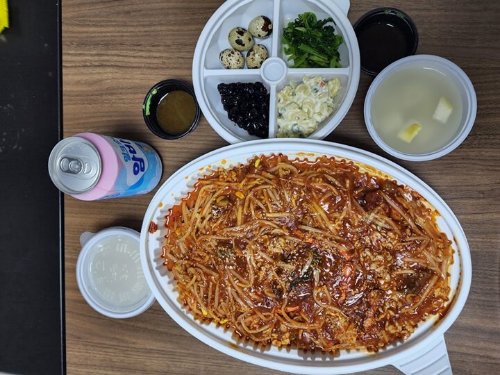 일회용 용기에 담긴 양념된 콩마물, 음료수,물김치