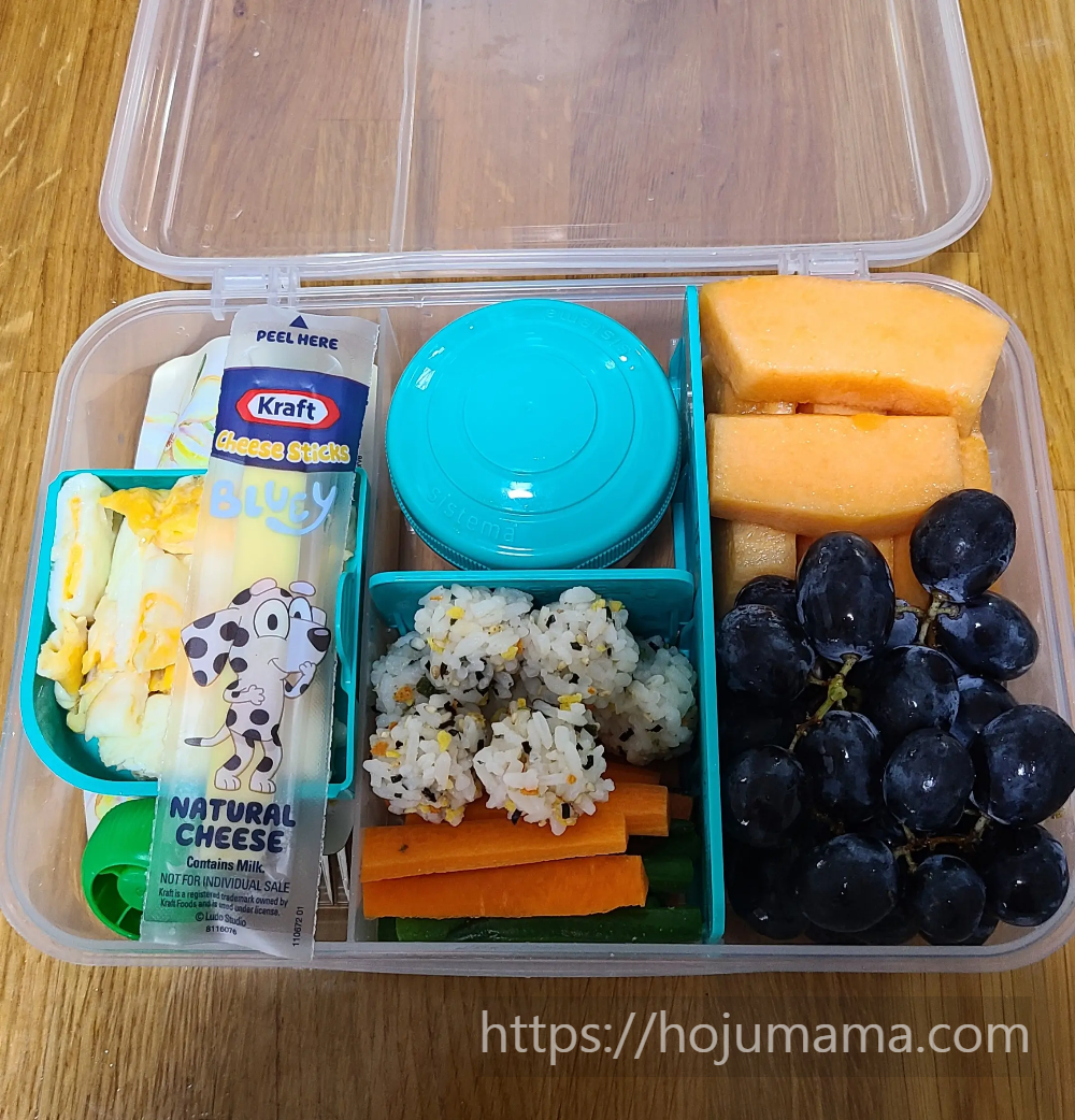 아이의 도시락에는 과일과 채소 스틱, 등 건강한 식단으로 이루어져 있다