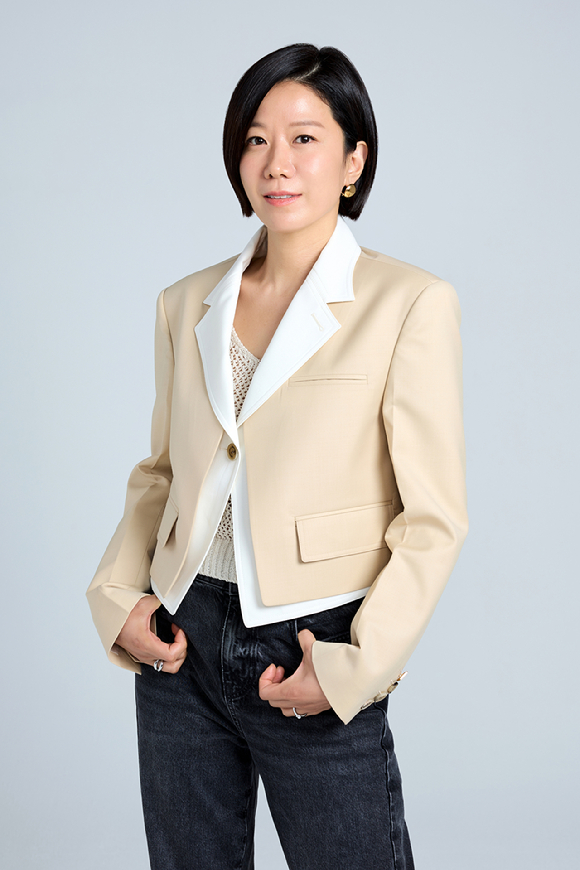 배우 전혜진이 지니TV &#39;남남&#39; 종영 기념 인터뷰에서 포즈를 취하고 있다. [사진=호두앤유엔터테인먼트]