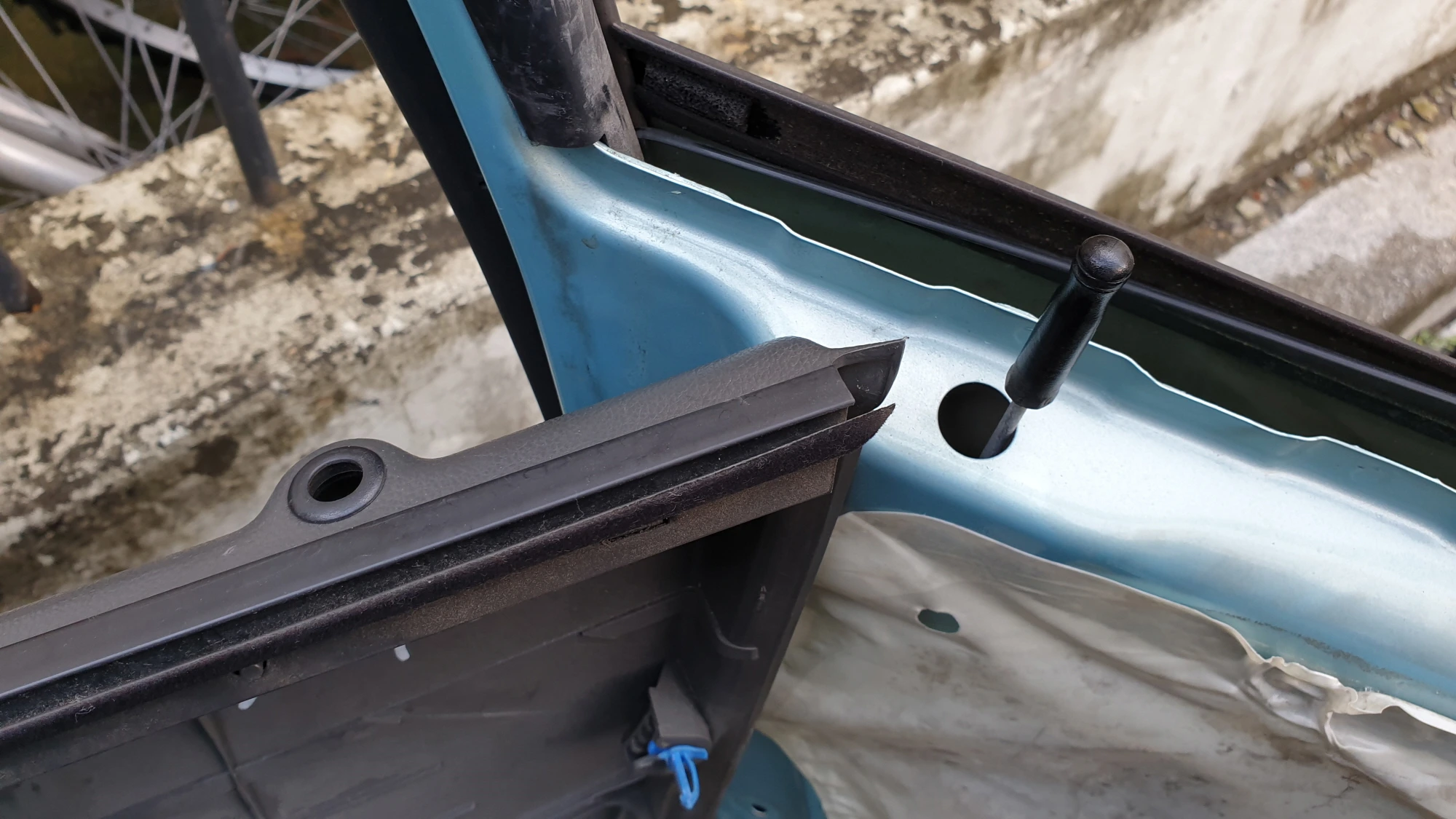 도어 잠금장치 끼우는 방향