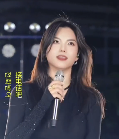 뮬란 중국가수 전화받아8