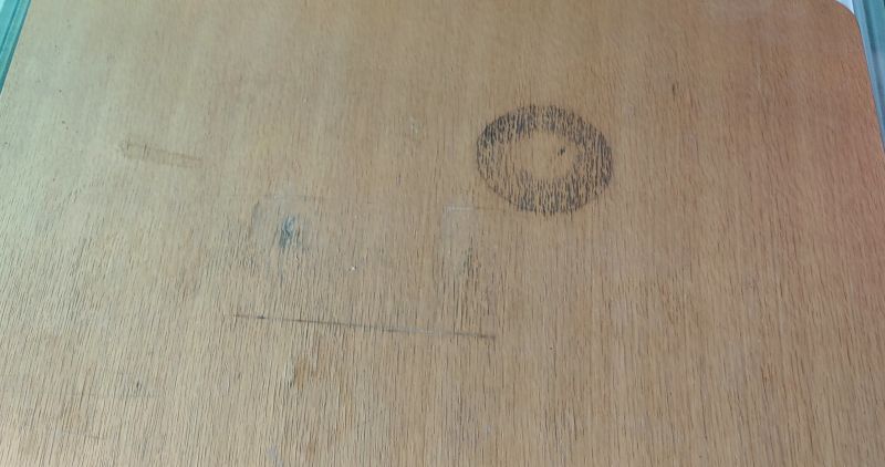 칼자국이 나있고 물이 스미면 까맣게 썩어가는 식