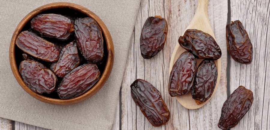 대추 열매가 그릇과 수저에 담겨 있다