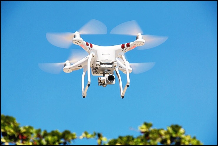 드론의 비행 작업 모습