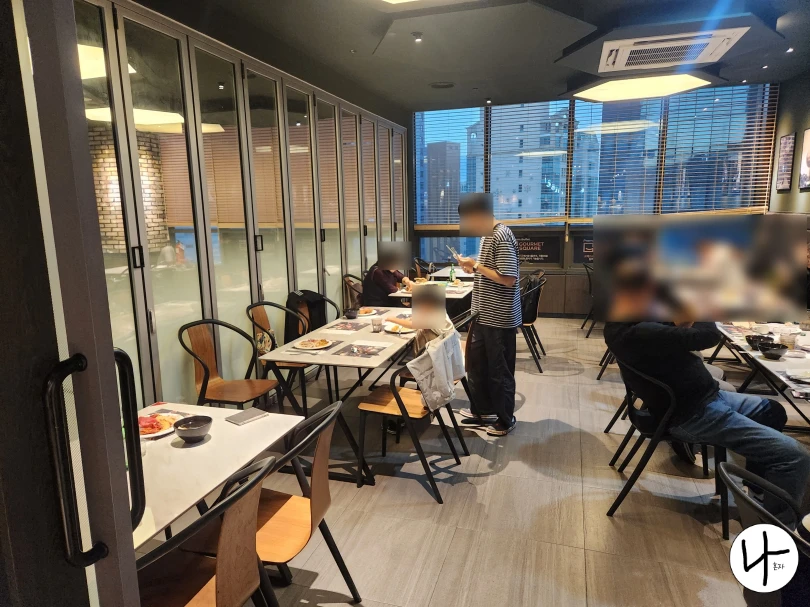 테이블이-놓여진-룸