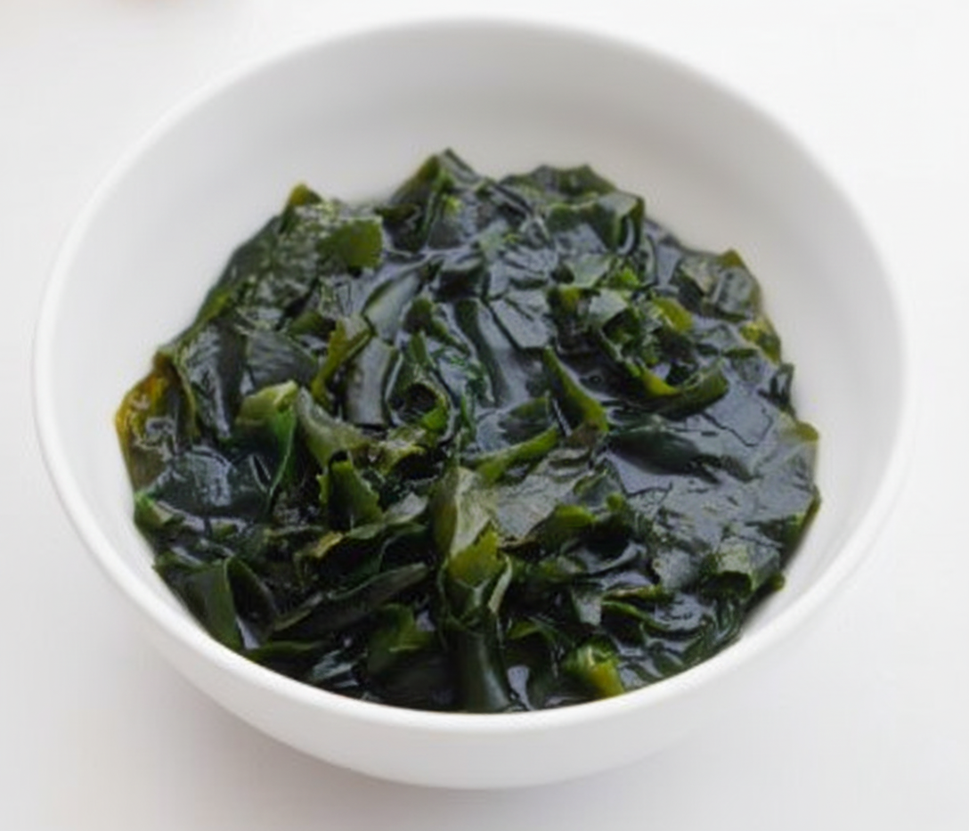 찬물에 20분간 불린 후 깨끗하게 씻어 먹기 좋은 크기로 썰어둔 싱싱한 건미역의 모습