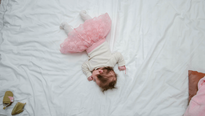 침대에서 편안하게 잠자는 아기