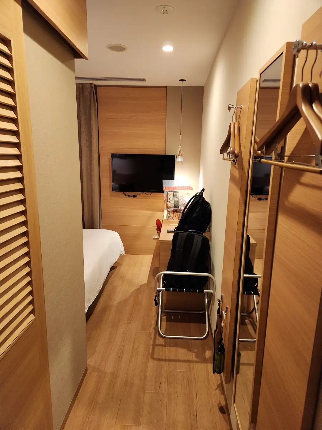 나무색-방-입구