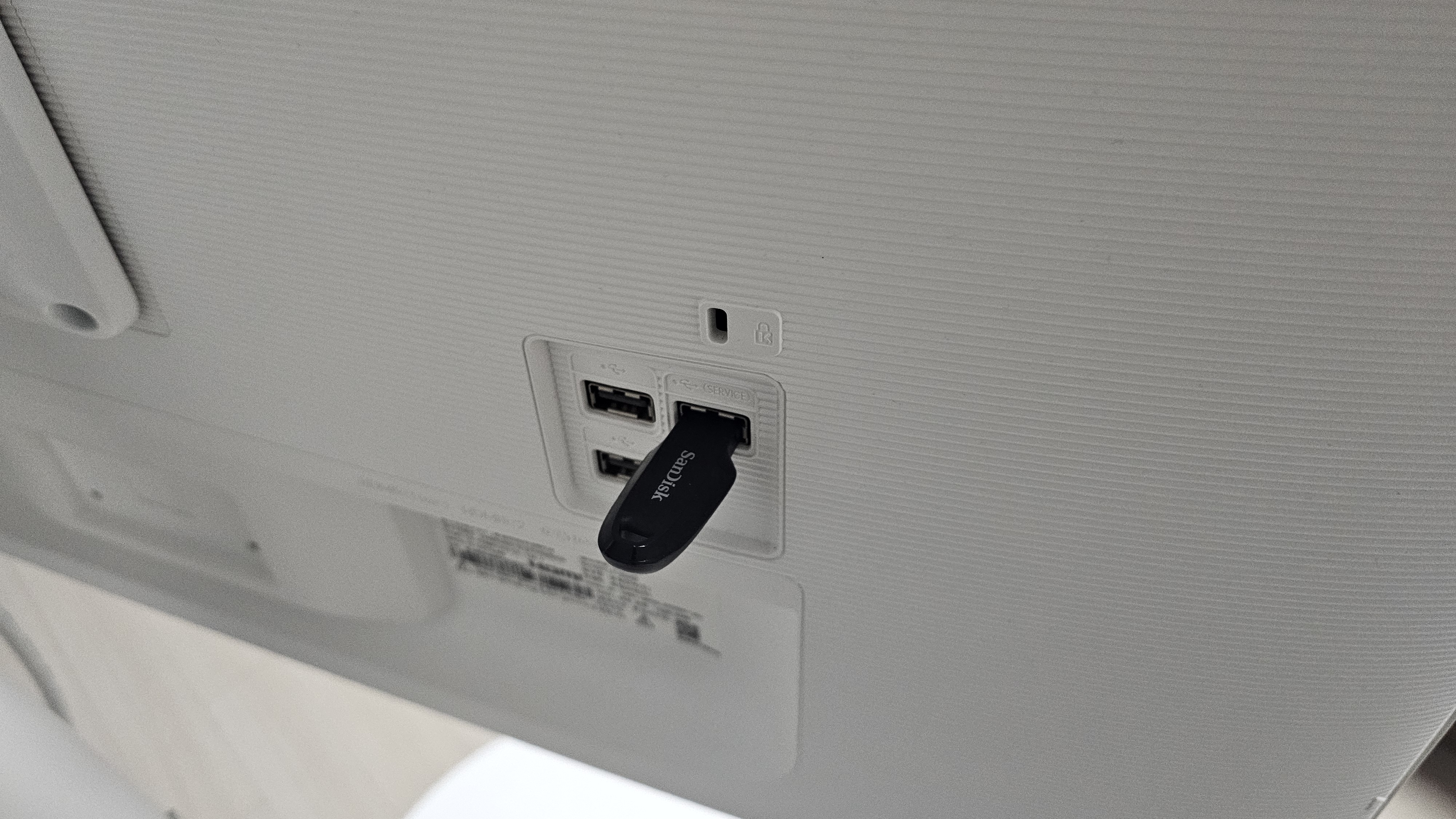 삼성의 삼텐바이니 USB 메모리 슬롯